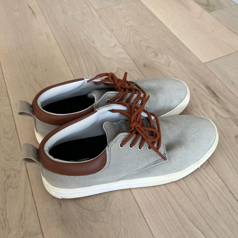 Casual Men's Gray Canvas Sneakers with Brown Accents